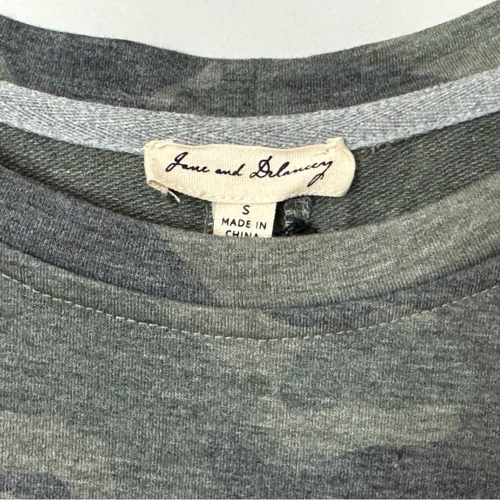 NEW Jane and Delancey Camo T-shirt Size S - Picture 2 of 8